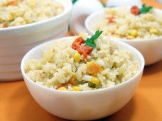 Рис с овощами и кукурузой на сковороде