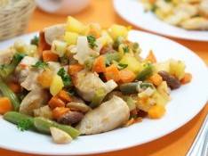 Курица с овощами на сковороде