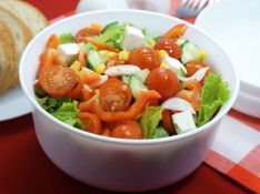 Салат с фетаксой и помидорами черри