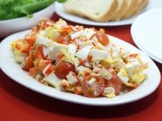 Салат с крабовыми палочками, помидорами, яйцами и сыром