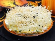 Салат с крабовыми палочками на Хэллоуин «Волосатый краб»