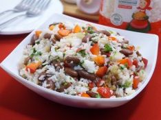 Постный салат с рисом и фасолью