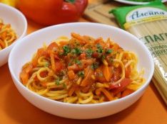 Спагетти с овощами в остром томатном соусе