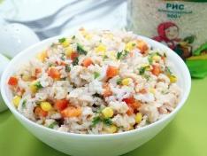 Салат с рисом, копченой курицей и овощами