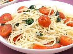 Летние спагетти со шпинатом и помидорами