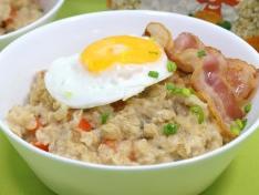 Жареная овсянка с беконом и яйцом