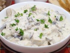Куриное филе с грибами и сливками