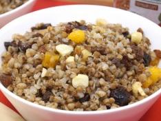 Гречневая каша с орехами и сухофруктами