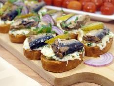 Бутерброды со шпротами, яйцами и маринованными огурцами