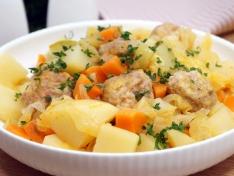 Овощное рагу с фрикадельками