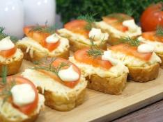 Бутерброды с помидорами и сыром с чесноком