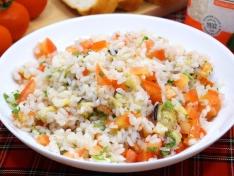 Салат с печеными баклажанами, рисом и овощами