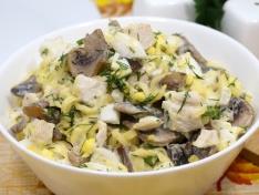 Салат с жареными шампиньонами, курицей и сыром