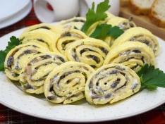 Яичный рулет с грибами