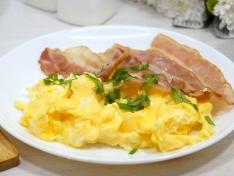 Скрэмбл с беконом на завтрак