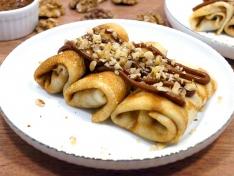 Блины с вареной сгущенкой и грецкими орехами