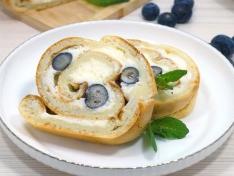 Финский блин со сливочным кремом и голубикой