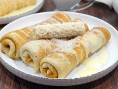 Блины на кокосовом молоке с творогом, кокосовой стружкой и сгущенкой