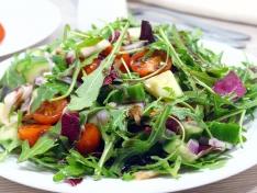 Салат с рукколой, помидорами черри и бальзамическим соусом