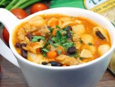 Томатный суп с фаршем, фасолью и макаронами