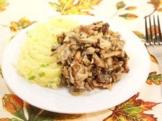 Белые грибы в сметане с картофелем - рецепт