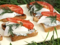 Бутерброды для пикника с сыром и помидорами - рецепт