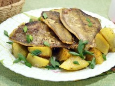 Камбала в духовке с картофелем - рецепт