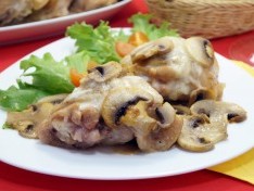 Куриные бедра в духовке с грибами - рецепт
