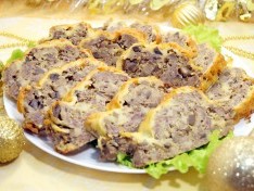 Мясной рулет с грибами и сыром «Новогодний» - рецепт