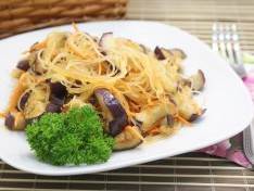 Салат из фунчозы с баклажанами - рецепт
