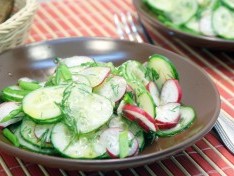 Салат из редиса с огурцом и маслом - рецепт
