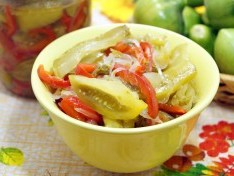 Салат из зелёных помидоров на зиму - рецепт