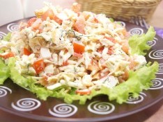 Салат с крабовыми палочками и яичными блинчиками - рецепт
