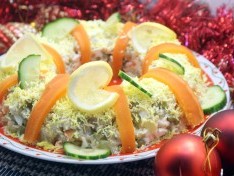 Салат с курицей «Праздничное оливье» - рецепт