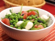 Салат с моцареллой и жимолостью - рецепт