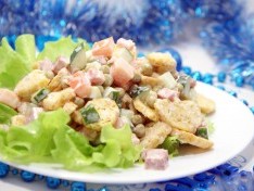 Салат с сухариками «Праздничный» - рецепт