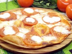 Тонкая пицца с моцареллой - рецепт