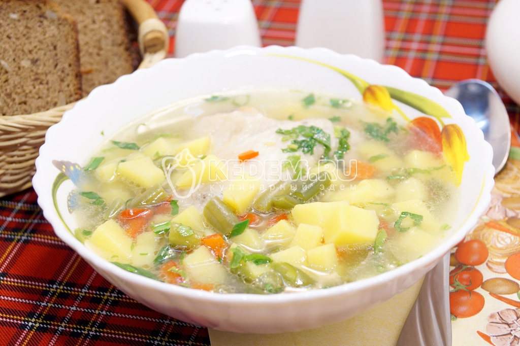 Куриный суп с овощами и фасолью