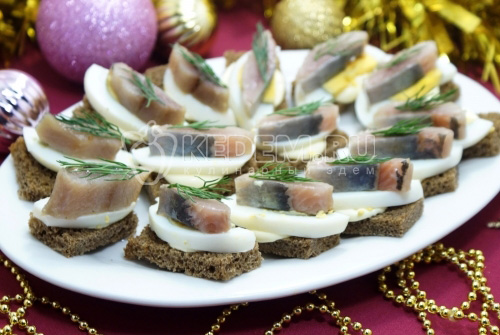 Бутерброды на праздничный стол с сельдью - Пошаговый рецепт с фото.  Новогодние рецепты 2024. Новогодние закуски