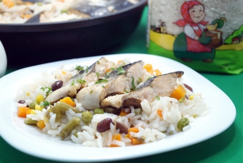 Рыба с рисом и зелеными овощами