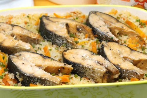 Рыба с рисом и овощами в духовке