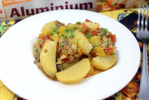 Картофель запеченный в фольге в духовке с овощами и грибами