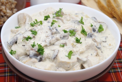 Куриное филе с грибами и сливками
