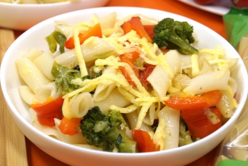 Макароны с овощами и сыром