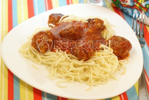 Спагетти с тефтелями и томатным соусом