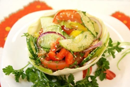 Салат из овощей с кунжутом
