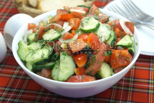 Самый простой салат из свежих помидоров и огурцов