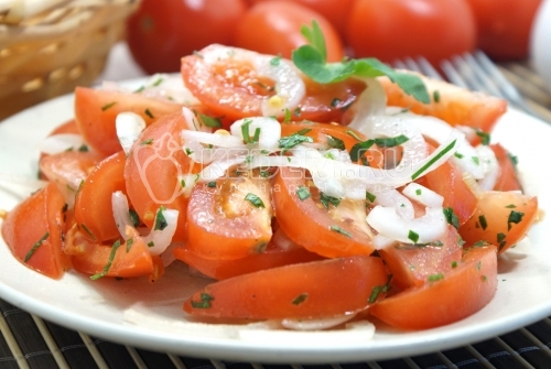 Салат из помидоров с луком и маслом