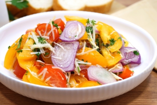 Салат из помидоров с сыром и луком