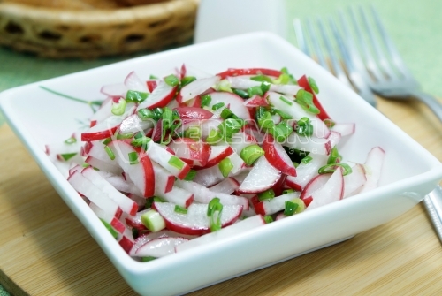 Салат из редиски с зеленым луком